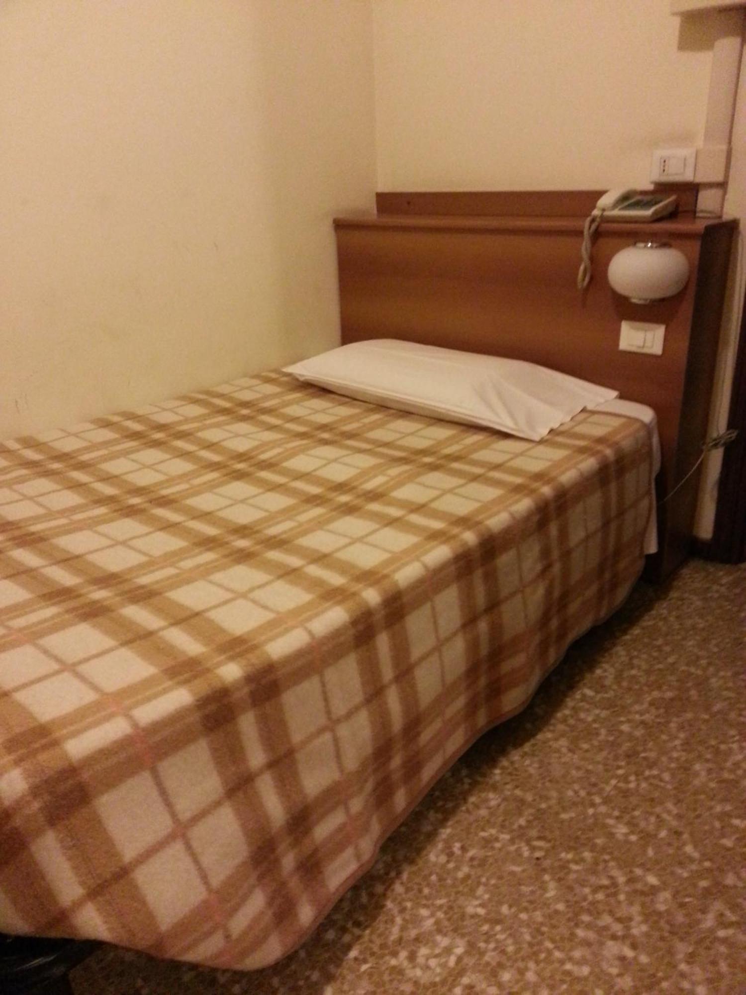 Hotel Lombardia Seveso Exterior foto