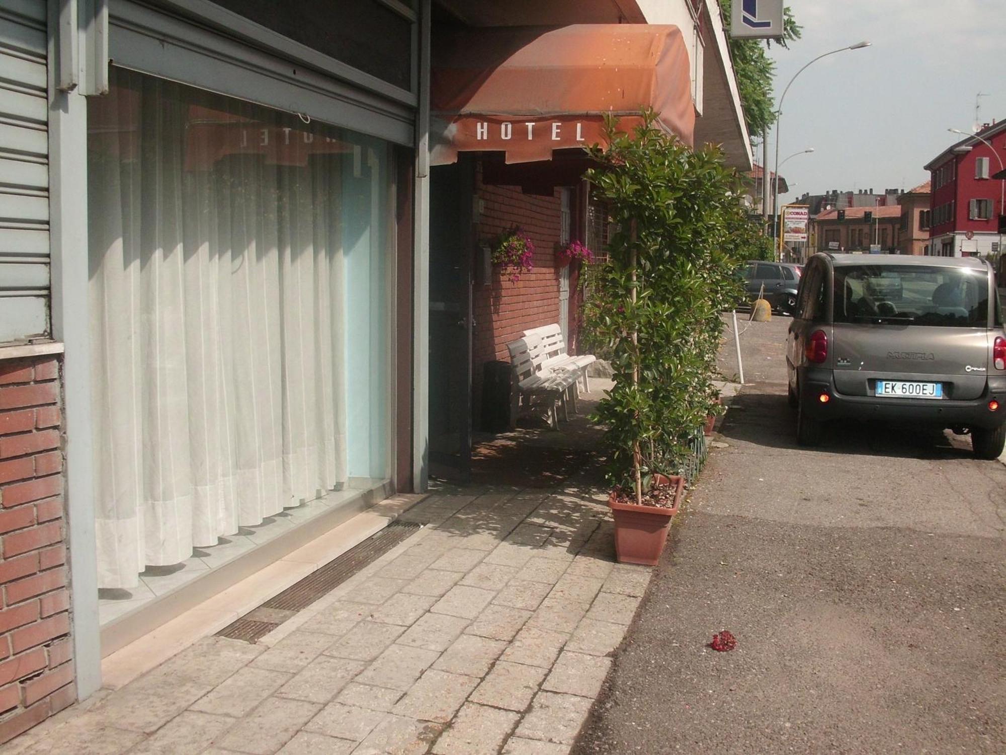 Hotel Lombardia Seveso Exterior foto
